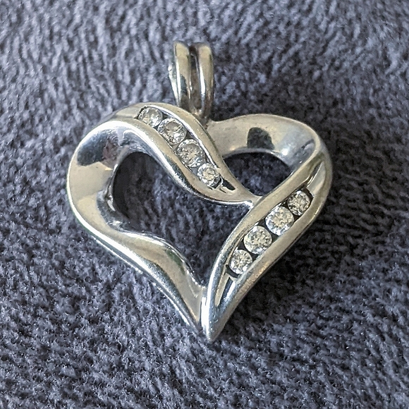 10K solid white gold diamond heart pendant - Picture 10 of 15